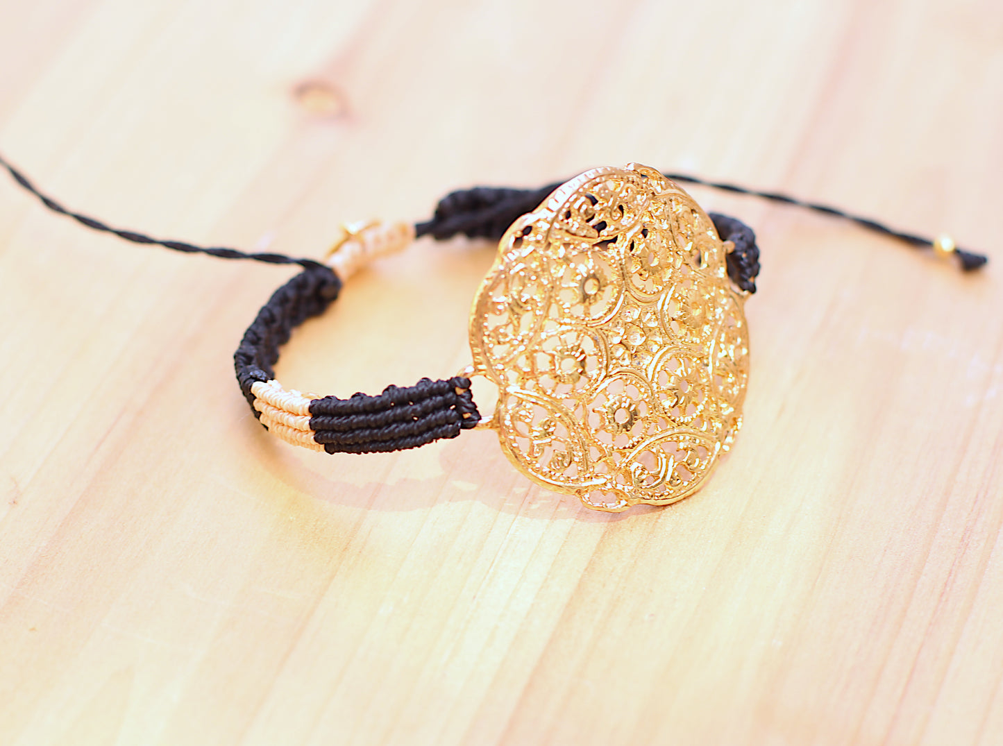 Macramé black and tan with a round apliqué divider