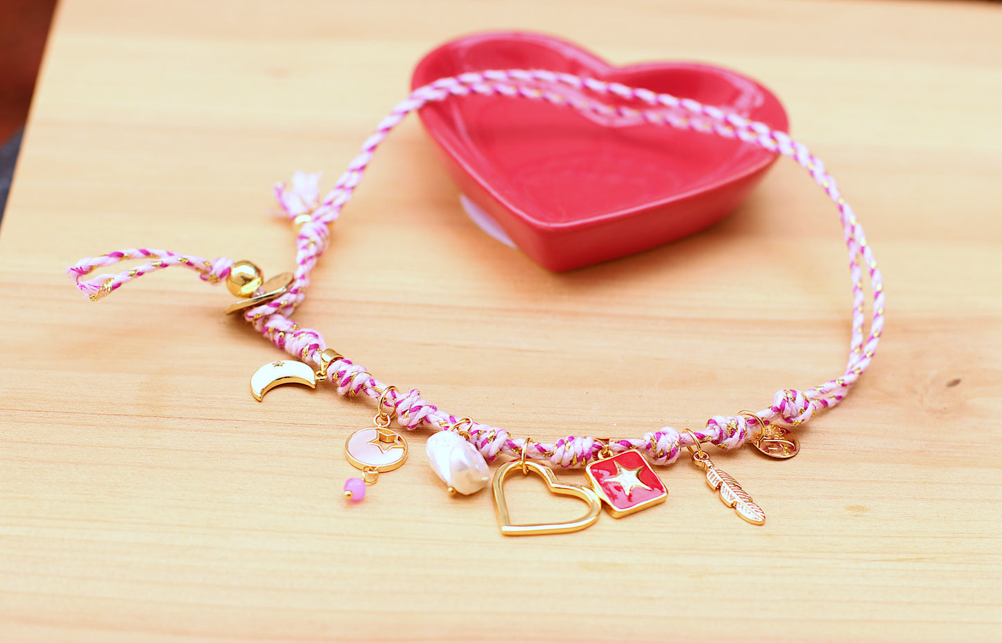 Knotted choker with differents charms