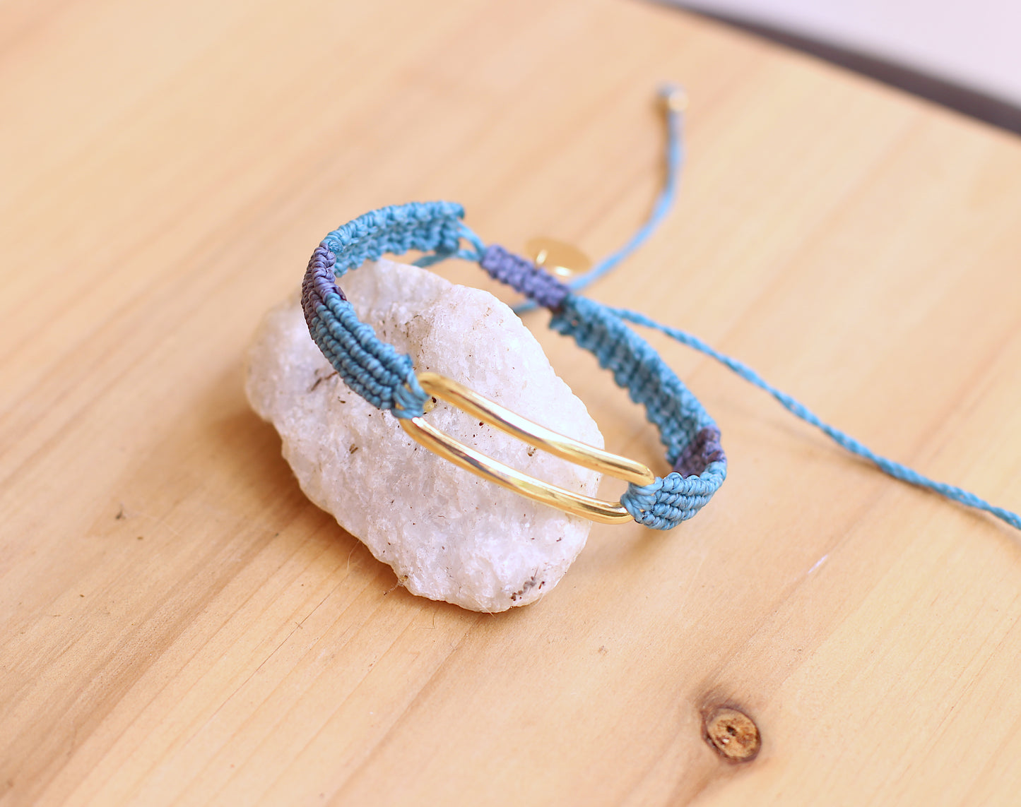 Macramé bracelet with oval center piece