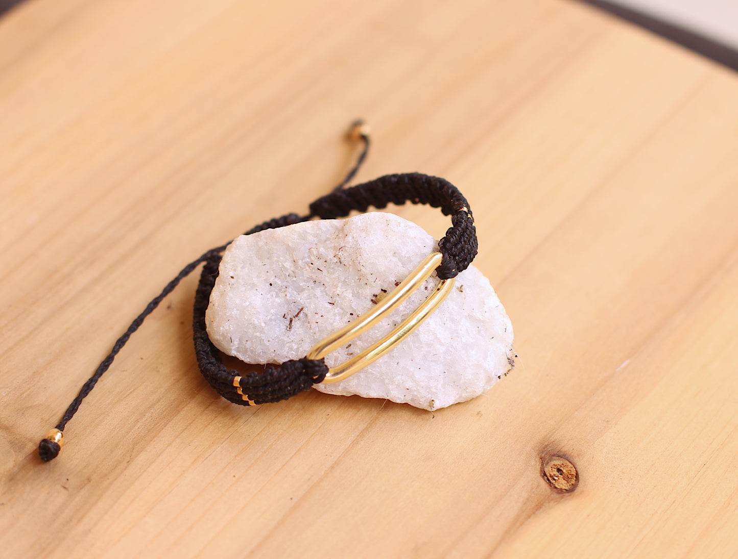 Macramé bracelet with oval center piece