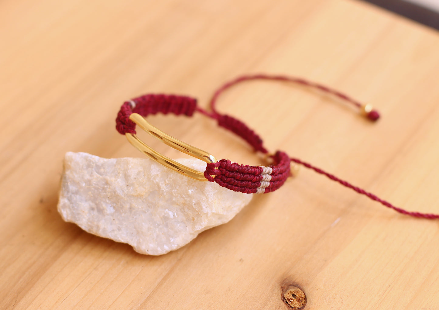 Macramé bracelet with oval center piece