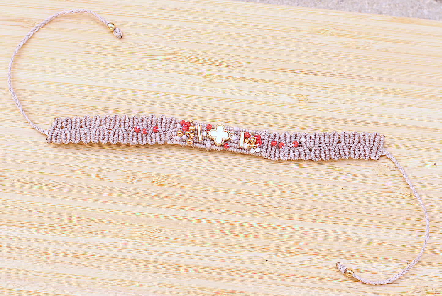 Kaki macramé bracelet with red and gold details