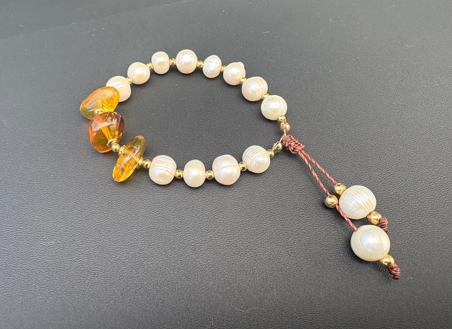 Elastic pearl and amber bracelet