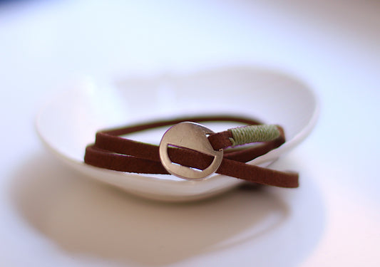 Brown bracelet in suede