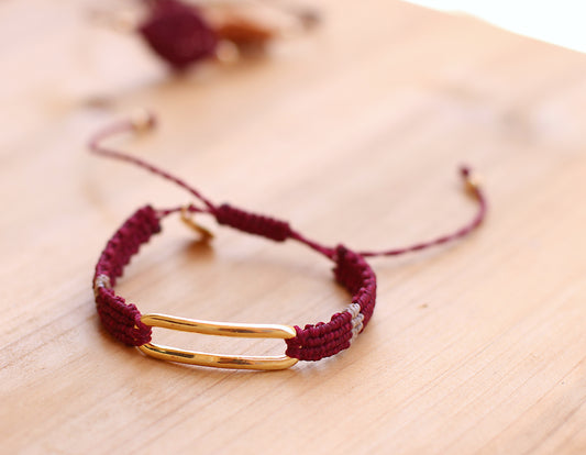 Macramé red wine bracelet with rectangular divider